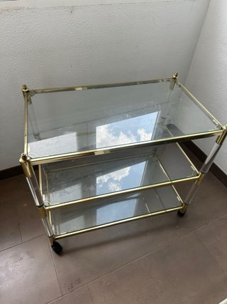 Estantería de cristal y metal dorada