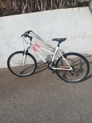 Bicicleta blanca y roja