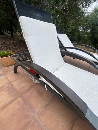 Tumbona de piscina gris y beige