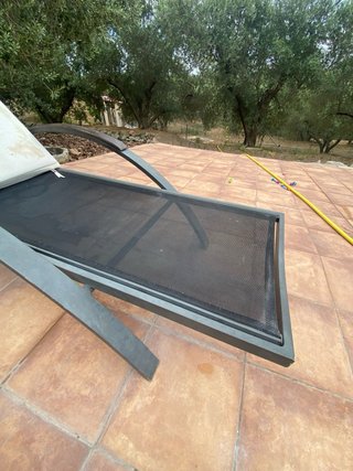 Tumbona de piscina gris y beige