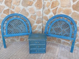 Cabeceros y mesita de noche azul