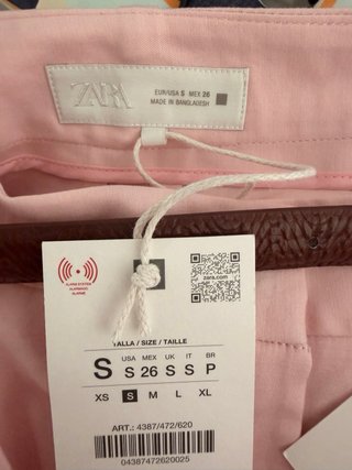 Bermuda de pinzas con cinturón rosa T.S