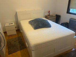 Cómoda y mesita de noche blancas