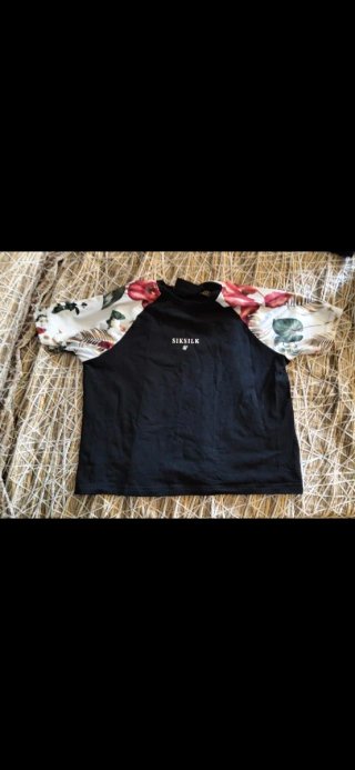 Conjunto SikSilk azul y camiseta floral