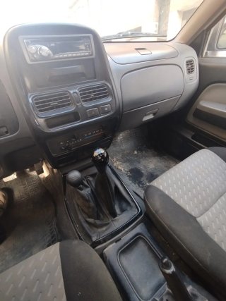Nissan Navara 2004. 133 caballos color blanco.