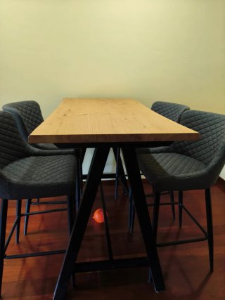 Mesa y 4 taburetes
