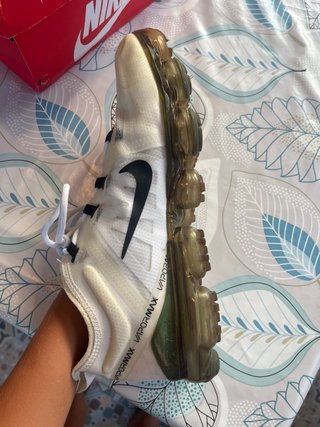 Nike Air VaporMax blancas y doradas