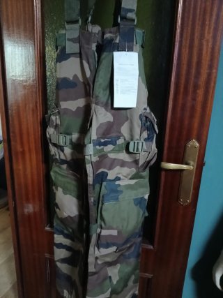 Peto militar camuflaje con rodilleras nuevo