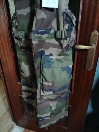 Peto militar camuflaje con rodilleras nuevo