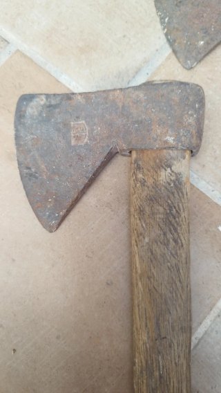 2 Hachas antiguas de madera