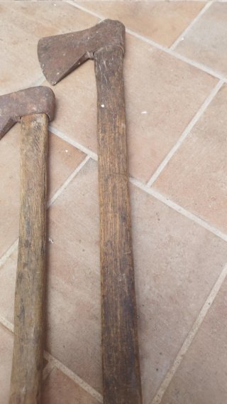 2 Hachas antiguas de madera