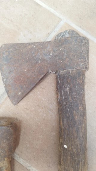 2 Hachas antiguas de madera