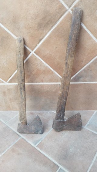 2 Hachas antiguas de madera