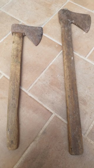 2 Hachas antiguas de madera