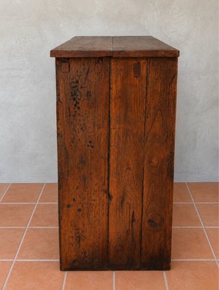 Armario de madera maciza