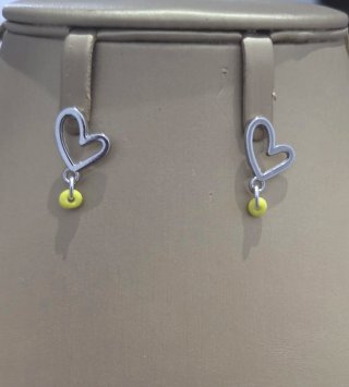 Pendientes artesanales y argollas.
