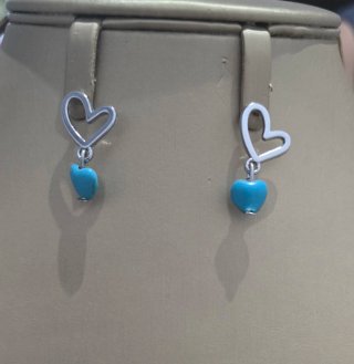 Pendientes artesanales y argollas.