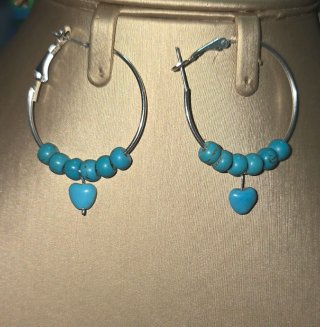 Pendientes artesanales y argollas.