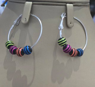 Pendientes artesanales y argollas.