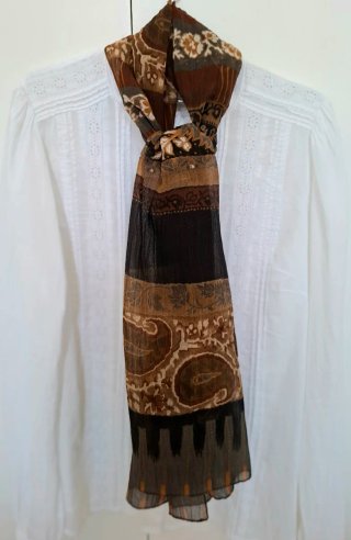 PAÑUELO FOLUARD MOTIVO FLORAL MARRONES 146x41 CM