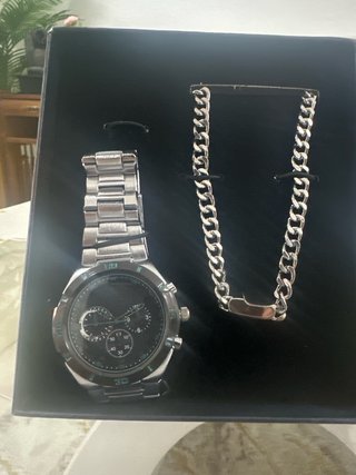 Reloj de pulsera plateado y negro