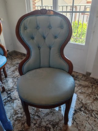 Mesa y 2 sillas dormitorio