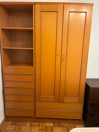 Armario de madera con cajones y estantes