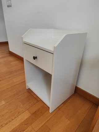 Mesita de noche blanca de madera con cajón