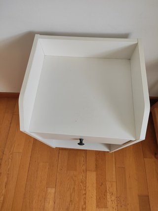 Mesita de noche blanca de madera con cajón