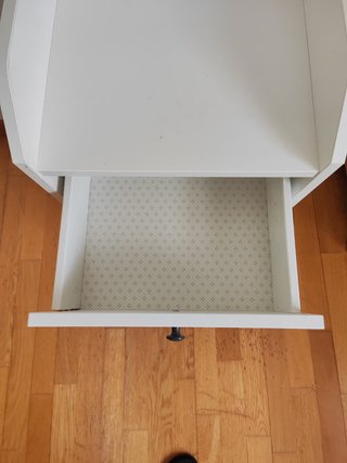 Mesita de noche blanca de madera con cajón