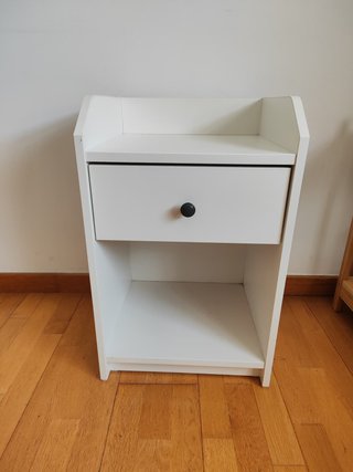 Mesita de noche blanca de madera con cajón