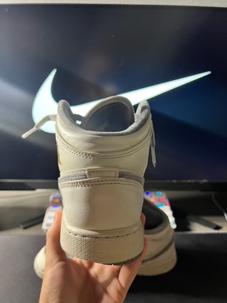 Jordan 1 Mid Blanco y Gris Talla 38.5