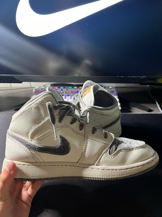 Jordan 1 Mid Blanco y Gris Talla 38.5