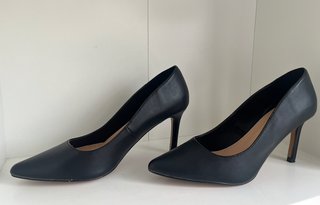 Zapatos de salon de tacón fino negro elegantes
