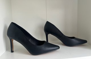 Zapatos de salon de tacón fino negro elegantes