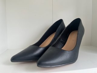 Zapatos de salon de tacón fino negro elegantes