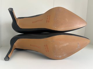 Zapatos de salon de tacón fino negro elegantes