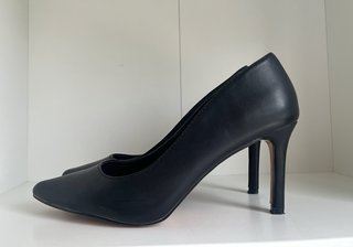 Zapatos de salon de tacón fino negro elegantes