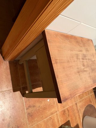 Mesa de madera color marrón y gris