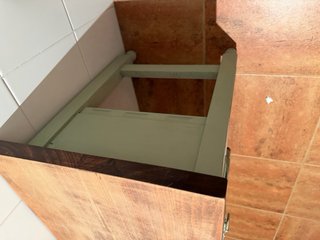 Mesa de madera color marrón y gris
