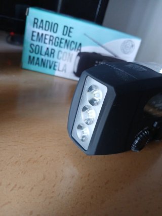 Radio de Emergencia Solar con Manivela