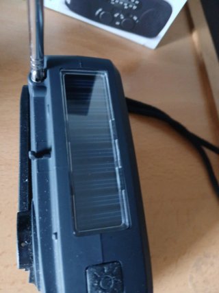 Radio de Emergencia Solar con Manivela