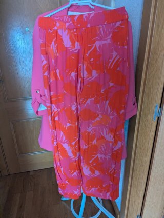 Americana fucsia Zara y pantalón estampado Mango.