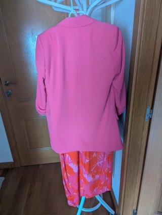Americana fucsia Zara y pantalón estampado Mango.