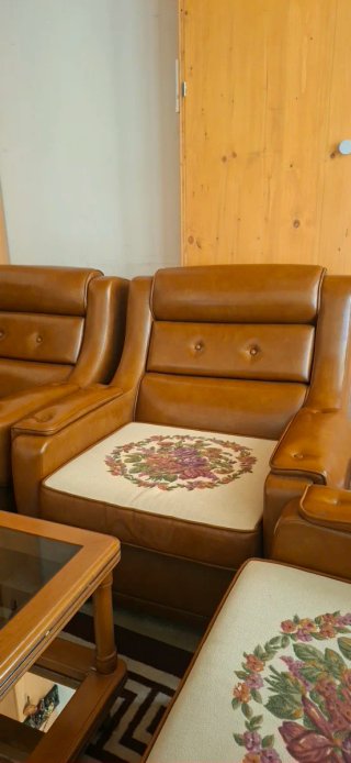 Sofá y sillones de piel marrón