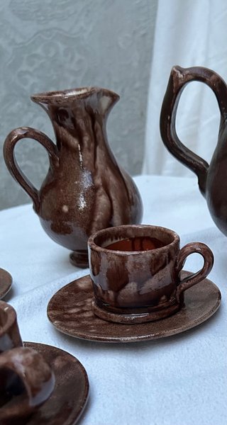 Juego de cerámica marrón