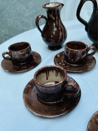 Juego de cerámica marrón