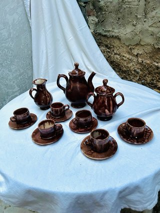 Juego de cerámica marrón