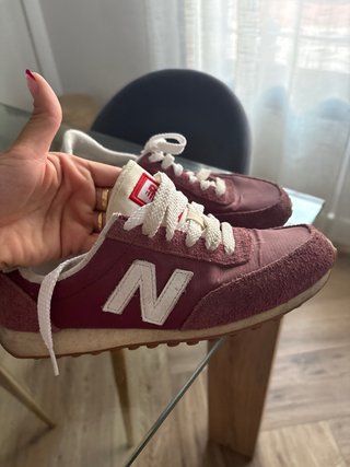 Zapatillas New Balance rojas y blancas