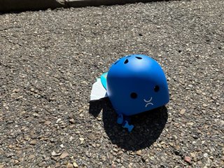 Monopatín azul con ruedas rojas + casco a juego